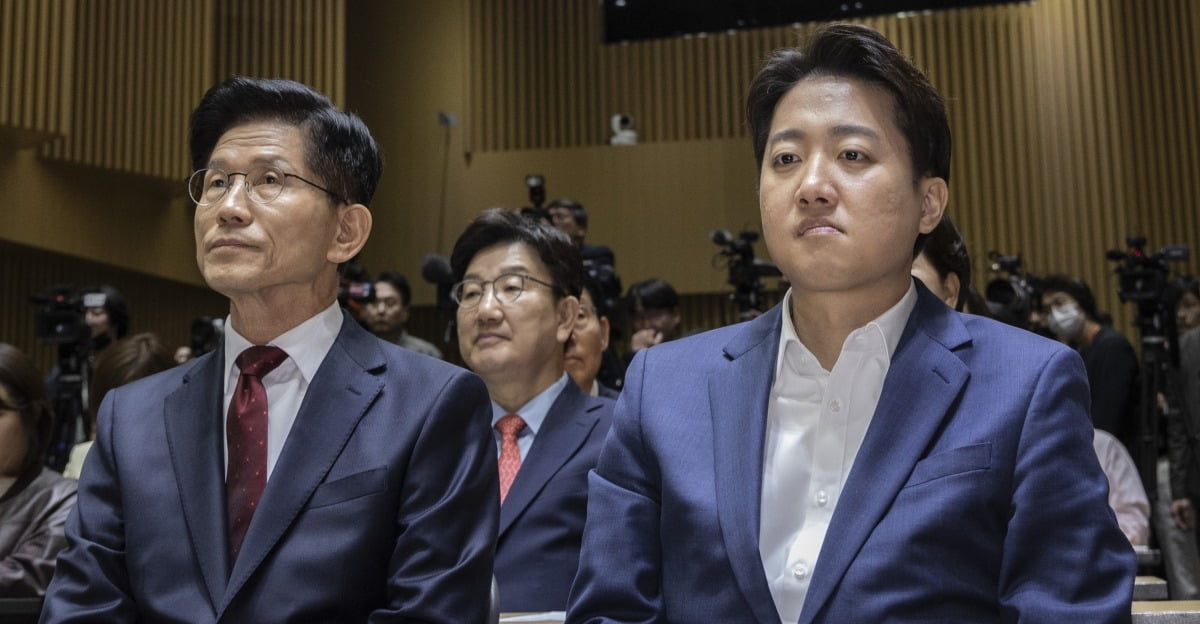 국민의힘 김문수 대선후보(왼쪽)와 개혁신당 토토사이트 제작 데이터베이스 대선후보가 19일 서울 중구 서울시청에서 열린 '약자와 동행하는 서울 토론회'에 참석해 나란히 앉아 있다. /연합뉴스