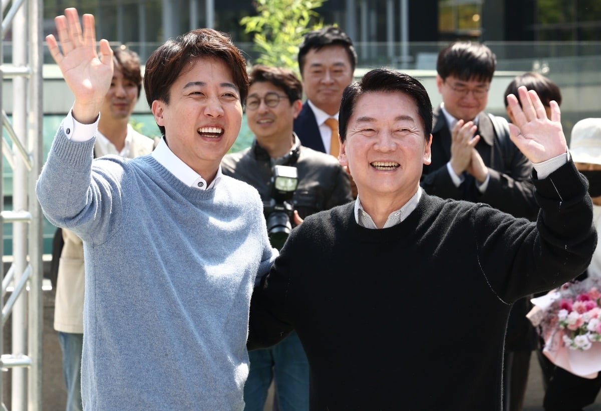 안철수 국민의힘 대선 경선 후보와 토토사이트 제작 데이터베이스 개혁신당 대선 후보가 4월 25일 경기 성남시 판교역 인근 광장에서 열린 '미래를 여는 단비토크, Ai 기술패권시대 대한민국 미래를 말하다'에서 시민들을 향해 인사하고 있다. /뉴스1