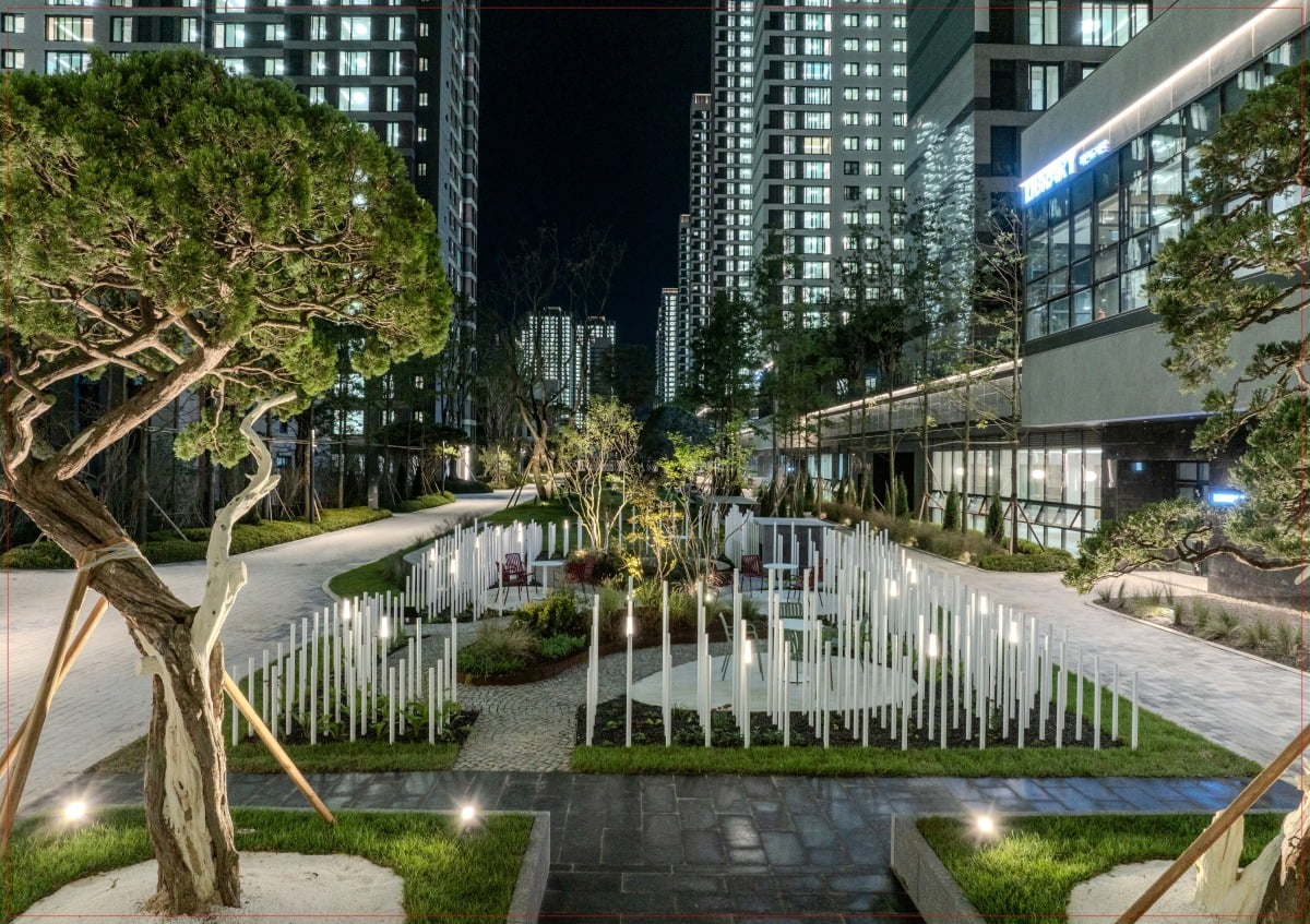 '올림픽파크 포레온 3단지' 현장의 ‘도서관과 정원(Library & Garden)’ 야경. /현대건설 제공 