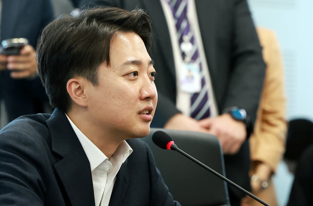 이준석 "GDP 역성장 시 차관급 이상 공무원 월급 깎겠다"