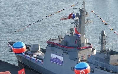 균형 잃고 바다에 널브러진 최신 구축함…北 김정은 '격노'