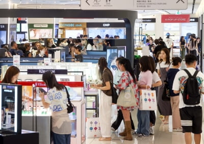"쇼핑은 면세점에서"…K뷰티 인기에 외국인 단체 여행객 몰려온다