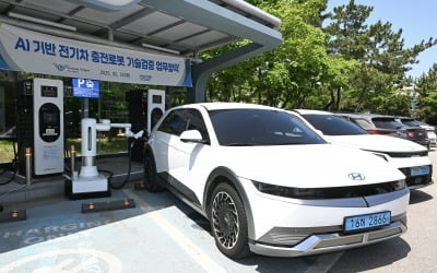 현대차·기아, 인천공항서 '전기차 자동 충전 로봇' 실증