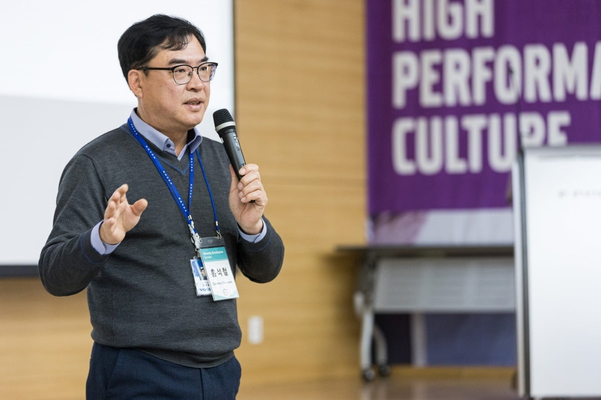 홍석철 토토사이트 배너만들기 대표이사가 토토사이트 배너만들기의 D&I 세션에서 발표를 하고 있다. 사진=토토사이트 배너만들기 