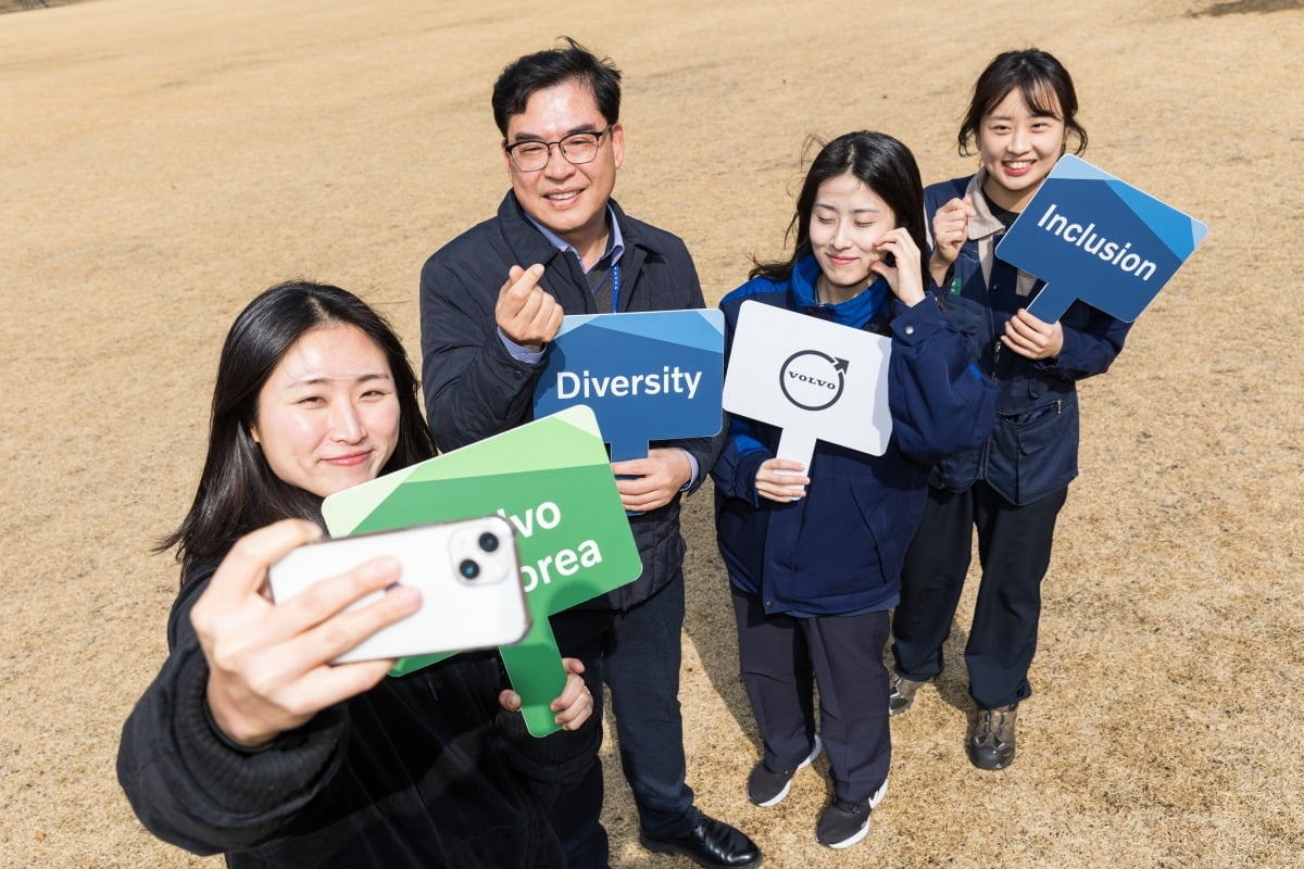 직원들과 함께 DE&I 팻말을 들고 있는 홍석철 대표이사. 사진=토토사이트 배너만들기 