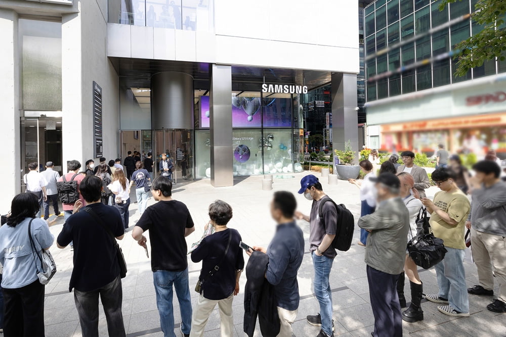 지난 21일 오전 삼성 강남 앞에 '갤럭시S25 엣지'를 수령하기 위해 방문한 사전 구매자들이 대기하고 있다. 사진=삼성전자 뉴스룸