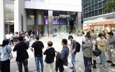 "2시간 전부터 줄 섰어요"…'5.8mm' 실물 보고 난리 난 이유