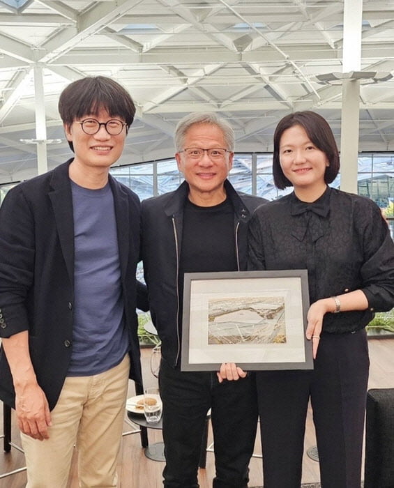 이해진 네이버 의장(왼쪽부터), 젠슨 황 엔비디아 CEO, 최수연 네이버 대표가 지난해 6월 회동 후 찍은 모습. 네이버