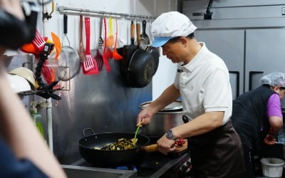 청소부 이어 시장 상인까지…성북구청장, 땀 흘리며 정책 찾는다