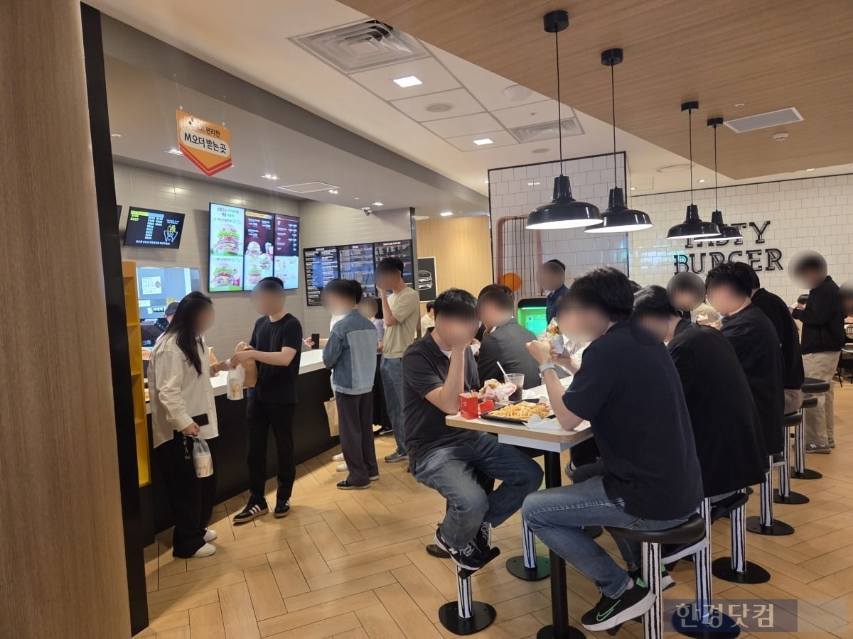 23일 정오께 서울 영등포구 한 패스트푸드점에서 인근 직장인들이 햄토토사이트 추천를 먹는 모습. /사진=이민형 기자