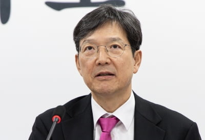 민주 "이준석, '룸살롱 발언' 함익병 해임하라…참을 수 없는 가벼움"