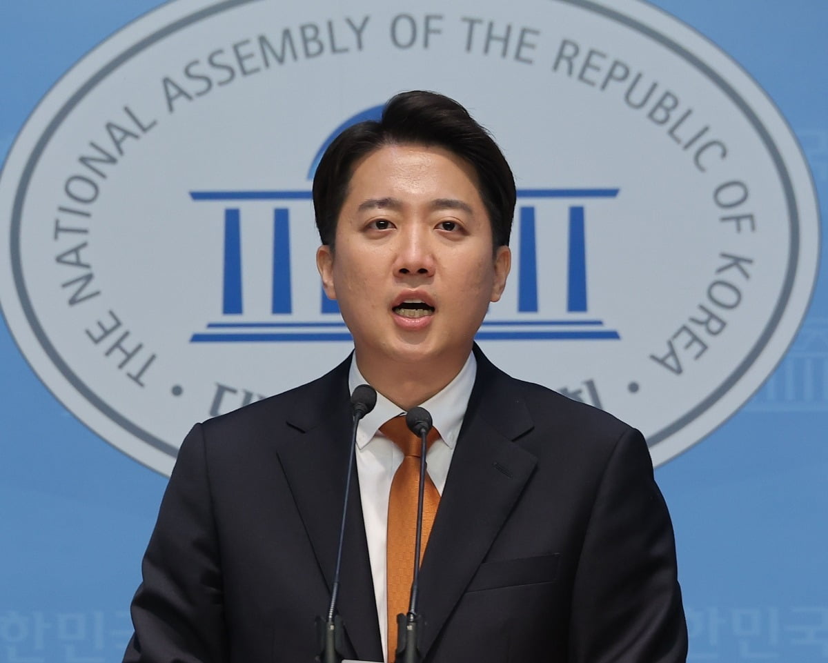 토토사이트 db 해킹 개혁신당 대선 후보가 지난 22일 국회 소통관에서 김문수 국민의힘 대선 후보와의 단일화 요구에 대한 입장 발표 기자회견을 하고 있다. 연합뉴스