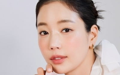 애경산업 에이지투웨이니스, 블러셔 신제품 출시…뮤즈로 기은세 발탁