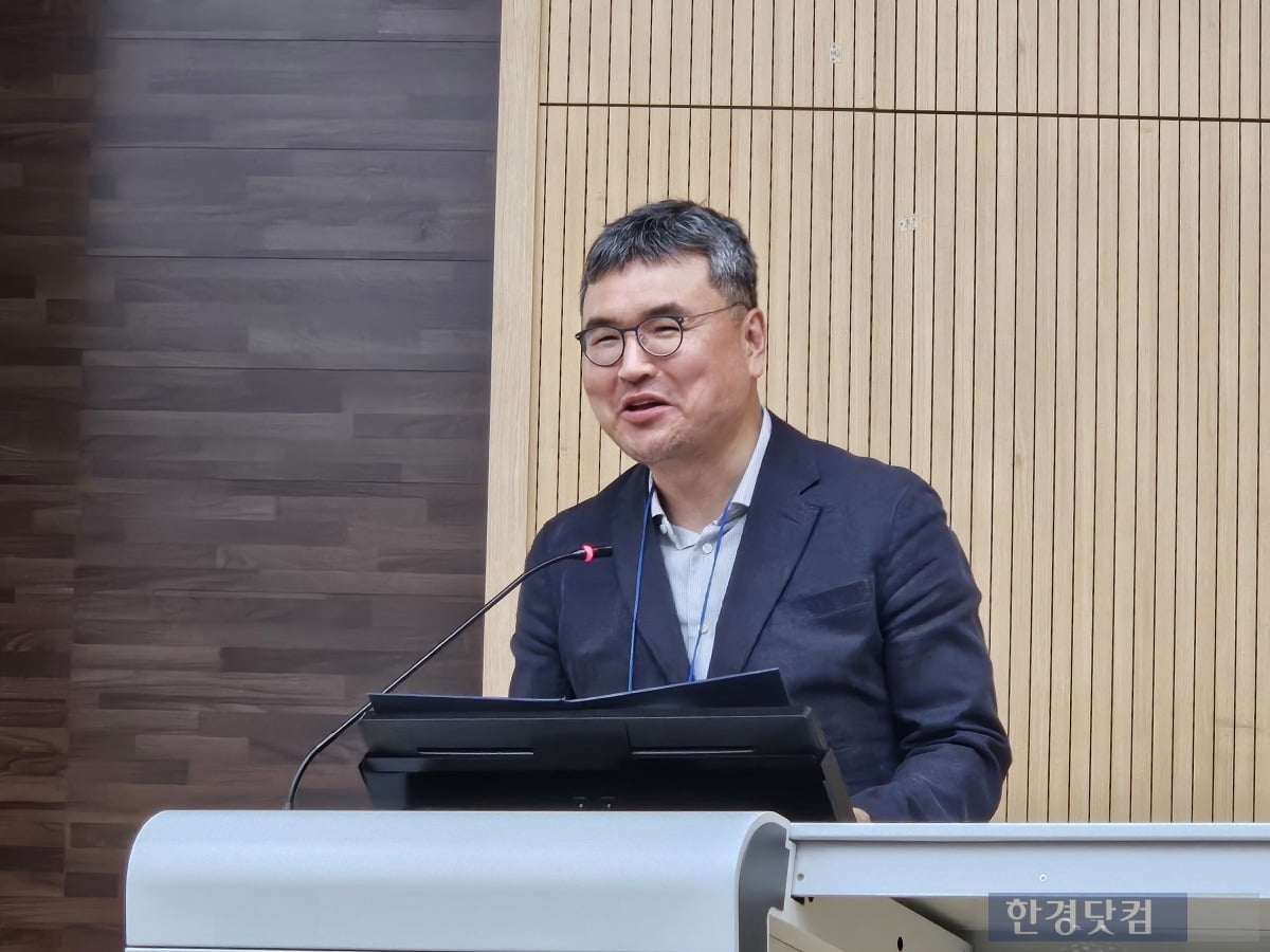 이재묵 사이버커뮤니케이션 회장 겸 한국외대 정치외교학과 교수가 23일 오후 강원대학교 삼척캠퍼스에서 열린 올해 봄철정기학술대회에서 개회사를 전하고 있다. 사진=박수빈 기자