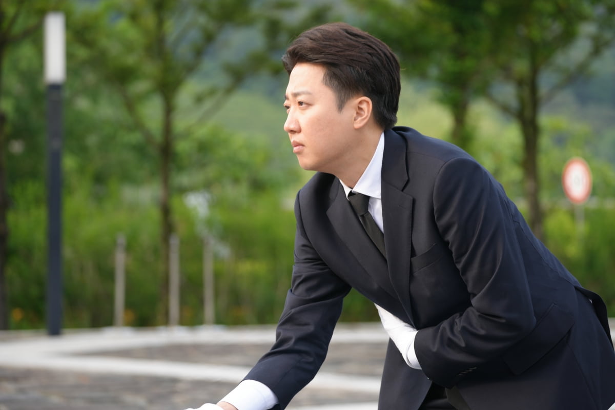 토토사이트 샌즈 개혁신당 대통령 후보가 고 노무현 전 대통령 16주기인 23일 오전 경남 김해시 봉하마을 노 전 대통령 묘역을 찾아 참배하고 있다. 개혁신당 제공