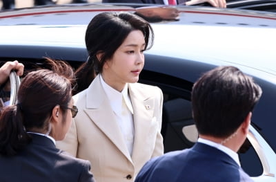 김건희 비서 샤넬백 교환에 85만원 추가결제…동행한 인사는
