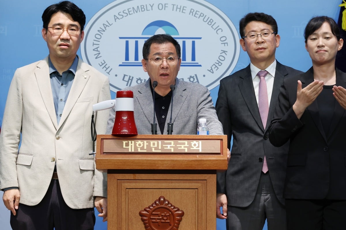 국민의힘 이상휘 국민사이렌센터장이 21일 국회 소통관에서 더불어토토사이트 bts당 이재명 후보 룸살롱 성격 술집 출입 의혹을 주장하는 기자회견을 열었다. / 사진=연합뉴스