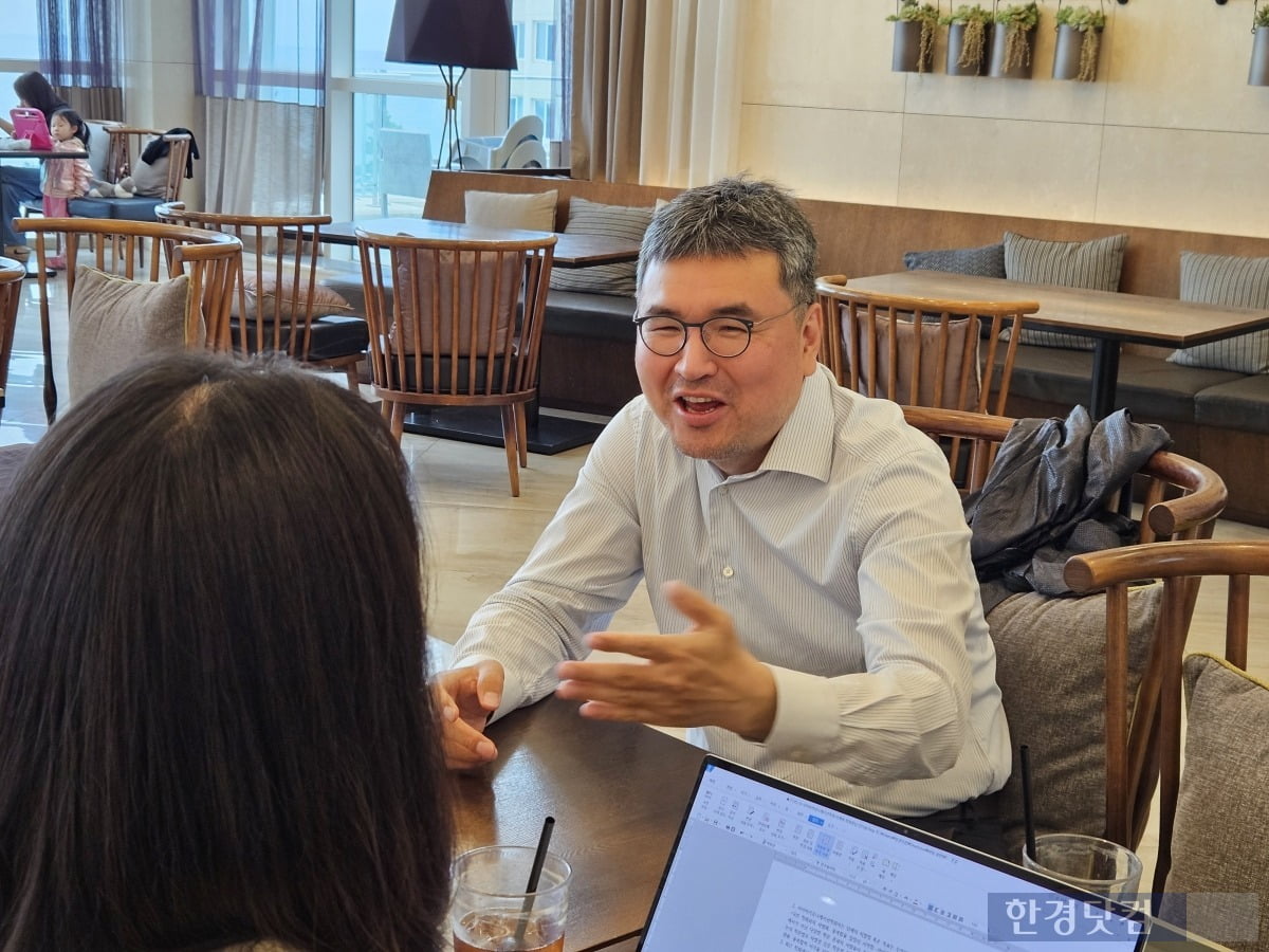 사이버커뮤니케이션학회 학회장을 맡고 있는 이재묵 한국외대 정치외교학과 롤 스포츠토토가 24일 오전 강원도 삼척에서 사이버커뮤니케이션학회에 대해 설명하고 있다. 사진=박수빈 기자