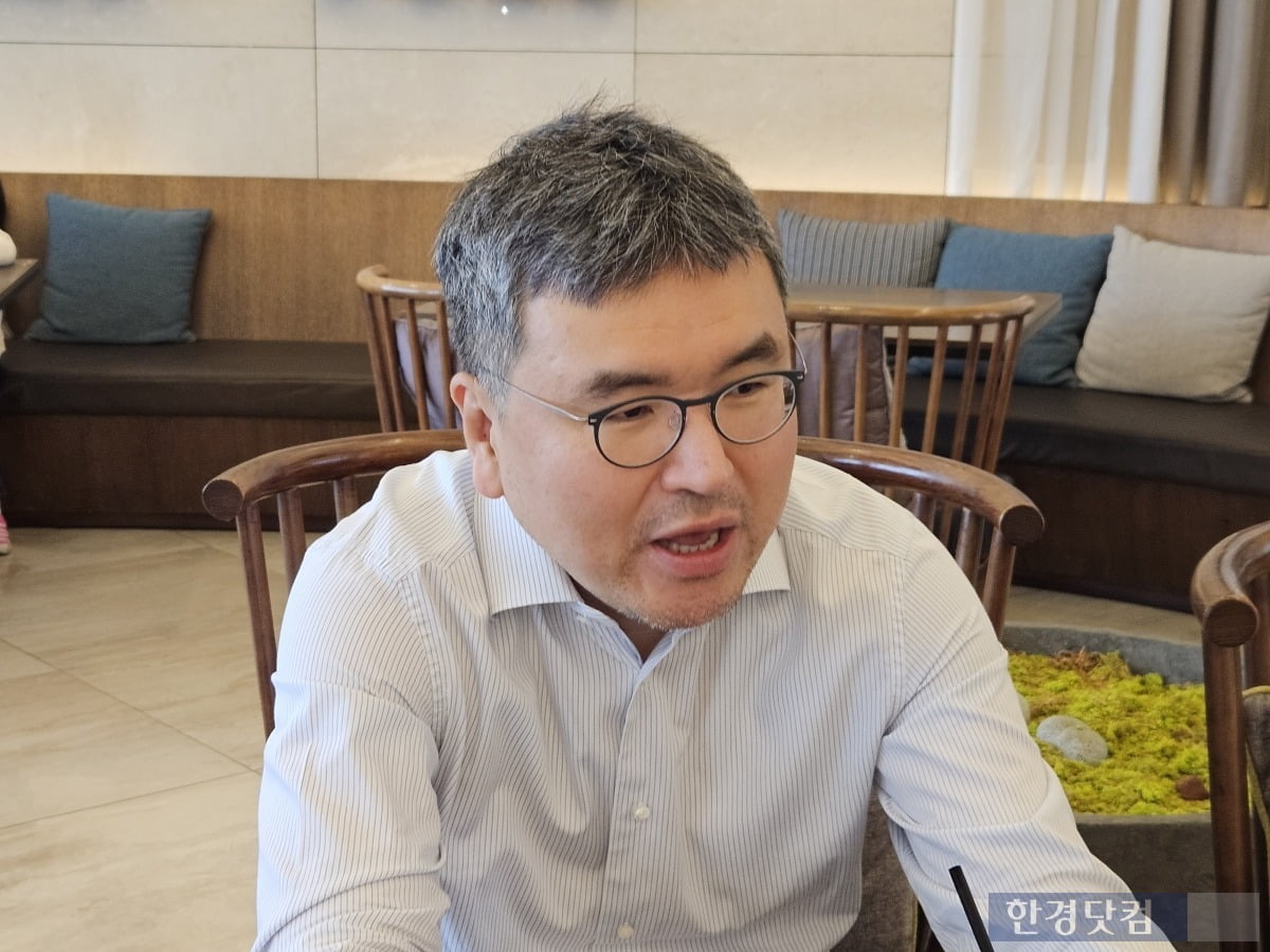 사이버커뮤니케이션학회 학회장을 맡고 있는 이재묵 한국외대 정치외교학과 롤 스포츠토토가 24일 오전 강원도 삼척에서 사이버커뮤니케이션학회에 대해 설명하고 있다. 사진=박수빈 기자