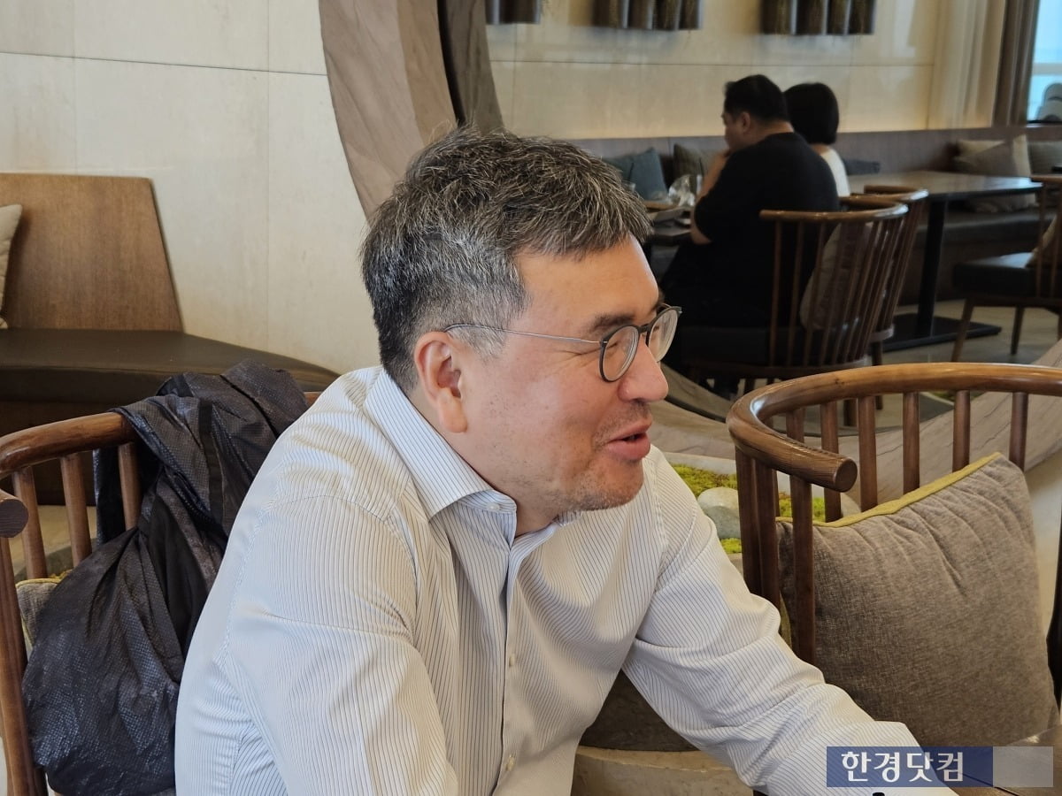 사이버커뮤니케이션학회 학회장을 맡고 있는 이재묵 한국외대 정치외교학과 롤 스포츠토토가 24일 오전 강원도 삼척에서 사이버커뮤니케이션학회에 대해 설명하고 있다. 사진=박수빈 기자