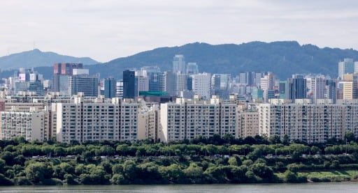 수요는 꾸준한데 공급부족은 만성화해 전용면적 135㎡ 초과 아파트 가격 강세가 멈추질 않고 있다. 사진은 대형 아파트 비중이 높은 서울 강남구 압구정동 현대아파트 일대. 연합뉴스