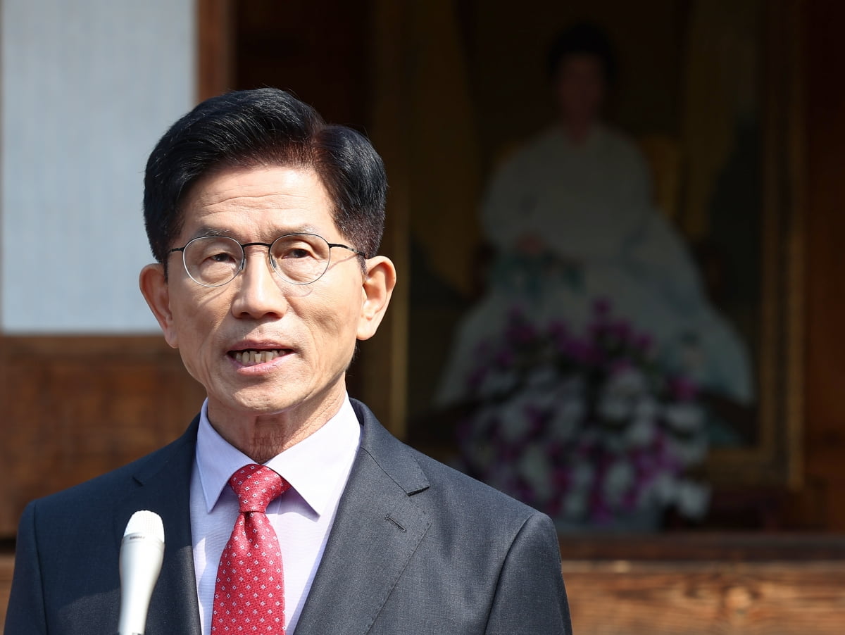 김문수 국민의힘 대선 후보가 25일 오전 충북 옥천군 박정희 전 토토사이트 케이벳의 부인 육영수 여사 생가를 둘러본 뒤 현안 관련 브리핑을 하고 있다. 뉴스1