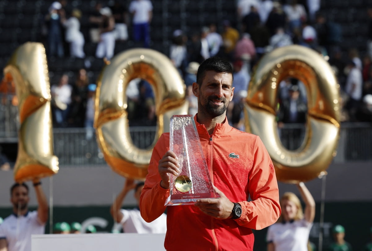 노바크 조코비치가 24일(현지시간) 스위스 제네바에서 열린 남자프로테니스(ATP)투어 제네바오픈에서 남자 단식 100번째 우승을 달성한 뒤 트로피를 들고 기뻐하고 있다. 로이터연합뉴스