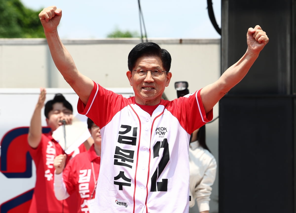 스포츠토토 베팅샵 국민의힘 대선 후보가 25일 오후 충남 공주시 공산성 인근에서 유세를 하고 있다. 뉴스1