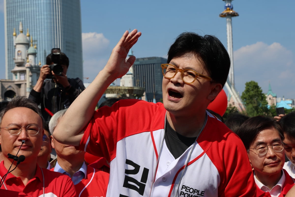 한동훈 전 국민의힘 대표가 25일 오후 서울 송파구 석촌호수에서 김문수 대통령 후보 지원 유세를 하고 있다. / 사진=뉴스1