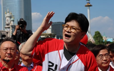 김문수 옷 처음 입은 한동훈.."친윤 구태 청산하면 이긴다"