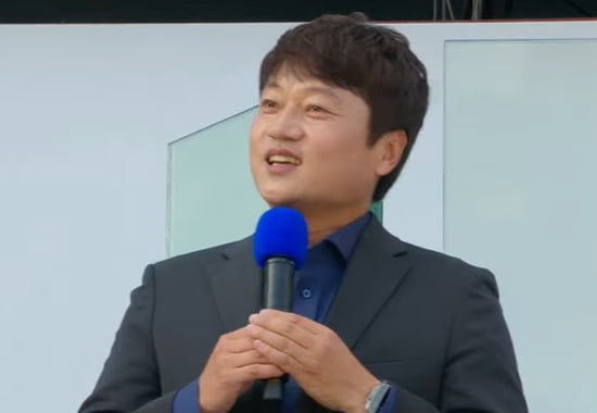 25일 토토사이트 승인전화x 더불어민주당 대선후보 지지 선언하는 박문성 축구 해설위원. / 사진=이 후보 유튜브 캡처