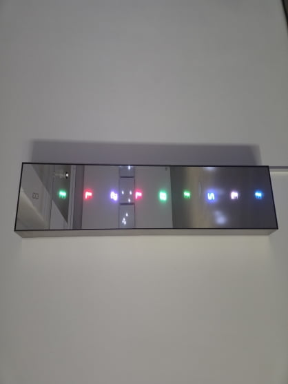 'C.T.C.S. Vertical Line-01'. LED 숫자 하나하나가 사람의 감정, 컨디션 등 여러 종류의 상태를 나타낸다. 이런 상태가 모여서 사람(작품)을 이룬다. 관객은 거울에 자신을 비춰 보며 작품과 하나가 된다.