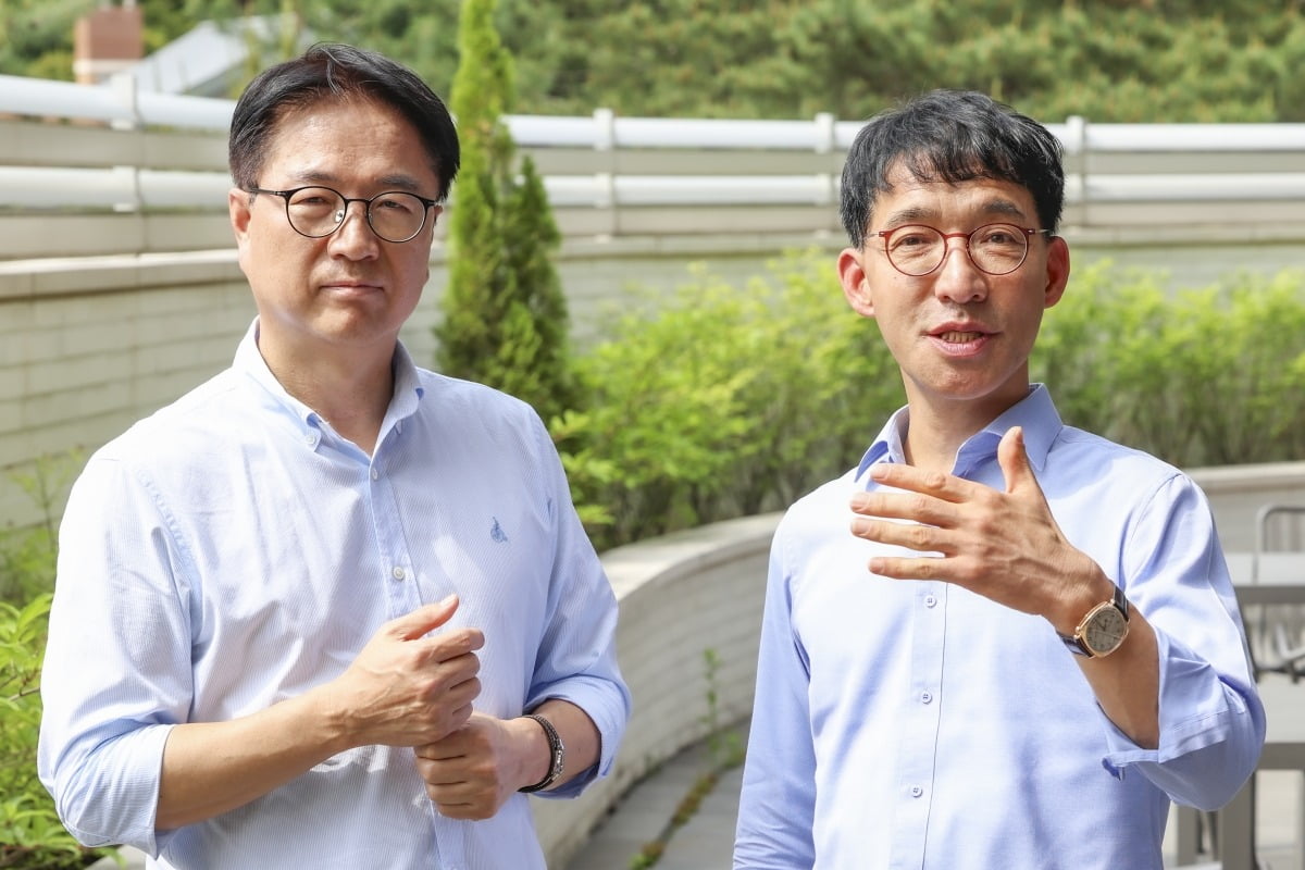 지난 23일 서울 서초구 한 카페에서 만난 송오현  DYB교육그룹 회장(오른쪽)와 김성태 고려대학교 미디어학부 교수(왼쪽). 송 회장이 신간 <메타 필링> 집필 계기를 설명하고 있다. /임형택 기자