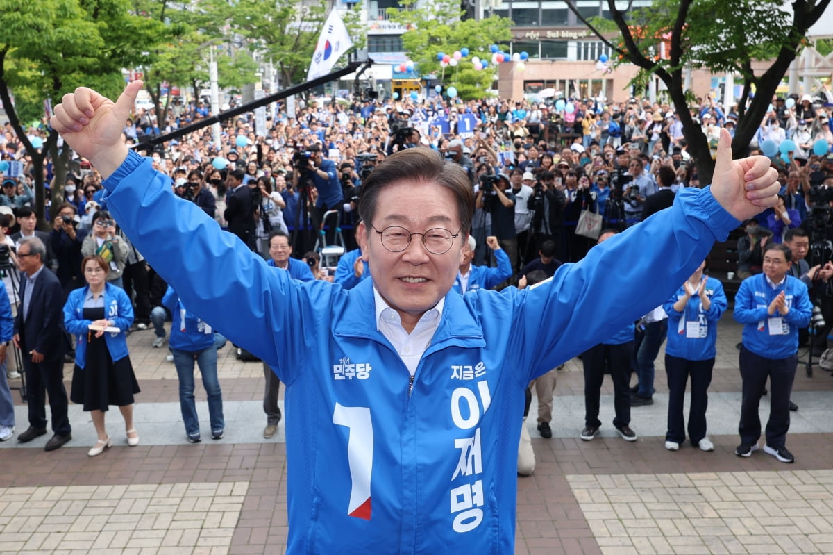 이재명 더불어민주당 대통령 후보가 민주당 험지로 꼽히는 부산·경남(PK) 지역 유세에 나선 지난 14일 경남 창원시 상남분수광장에서 열린 집중유세에서 연설을 마친 뒤 기념촬영을 하고 있다. / 사진=뉴스1