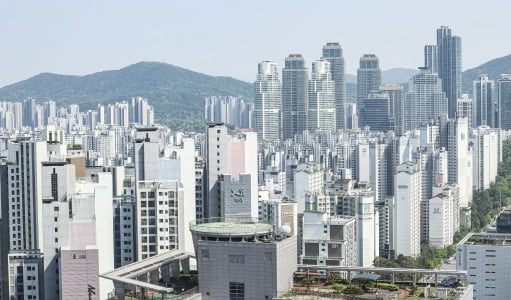 오는 7월 1일부터 모든 주택담보대출·신용대출·기타대출 등에 1.5% 스트레스 DSR이 시행된다. 서울 지역 아파트 단지 전경. /한경DB