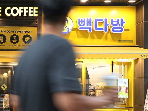 글로벌 원자재값 상승 등의 여파로 저가 커피의 간판 '빽다방'이 가격인상에 나섰다. 연합뉴스