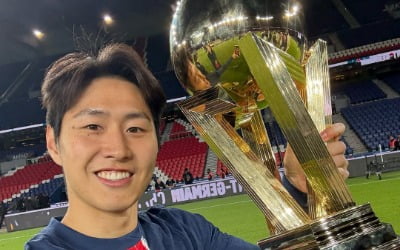 우승 트로피 안은 위너 토토…미모의 재벌家 여친 포착 '깜짝'
