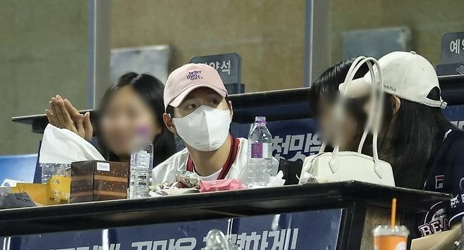 지난해 잠실의 한 야구장에서 포착된 골드문 토토사이트과 여자친구. /뉴스1