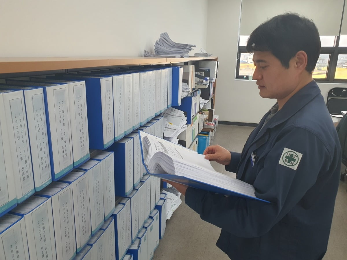 조선규 차장이 회계 전표를 검토하고 있다. 안산=윤현주 기자