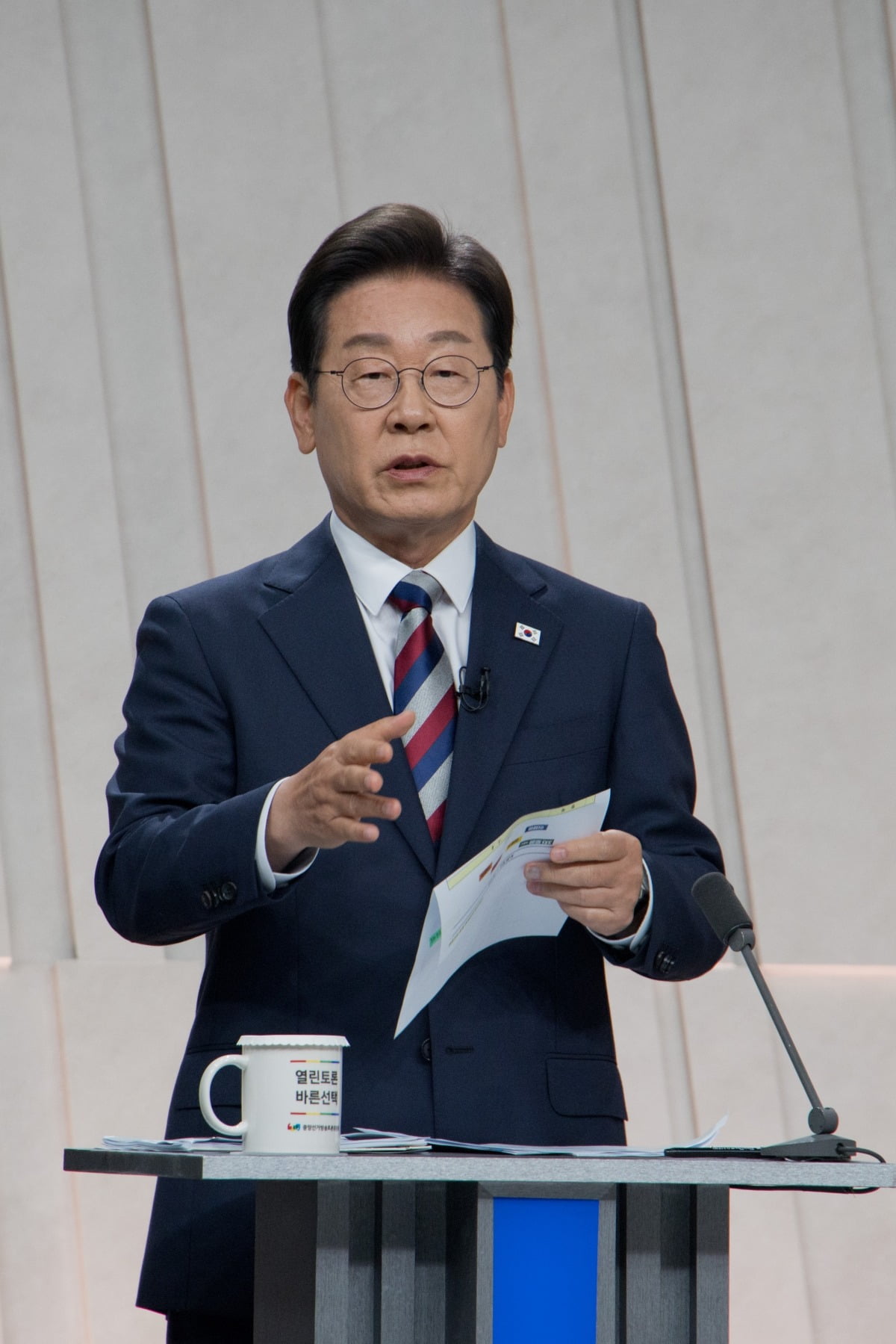 이재명 더불어민주당 대선 후보가 27일 서울 마포구 상암동 MBC 스튜디오에서 열린 정치 분야 TV사설토토회를 준비하고 있다. 연합뉴스