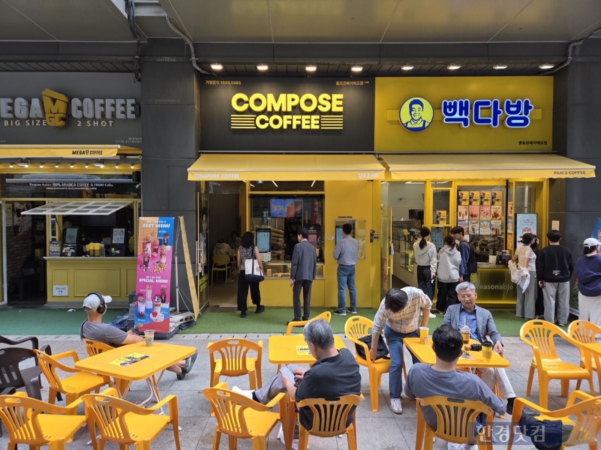 28일 서울 종로구에 위치한 한 건물에 저가 커피 프랜차이즈인 메가커피, 컴포즈 커피, 빽다방 등이 나란히 자리잡고 있다./사진=박수림 기자 