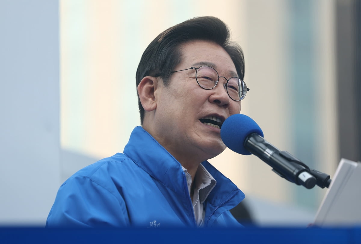 이재명 더불어민주당 대선 후보가 28일 오후 서울 광진구 어린이대공원역에서 시민들에게 지지를 호소하고 있다. 뉴스1