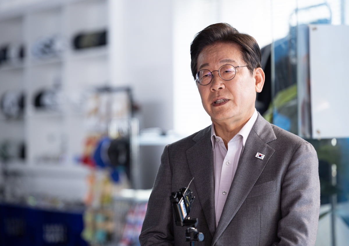 이재명 더불어민주당 대통령 후보가 28일 오후 서울 강남구의 한 스튜디오에서 열린 <K-이니셔TV> '1400만 개미와 한배 탔어요' 유튜브 라이브를 마친 후 백브리핑을 하고 있다. /사진=뉴스1