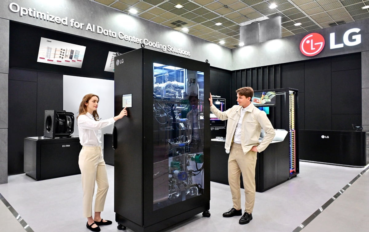지난달 미국 워싱턴 D.C에서 열린 ‘데이터센터월드(Data Center World) 2025’에서 모델들이 AI 데이터센터 액체 냉각 솔루션인 냉각수 분배 장치(CDU)를 소개하고 있다. 사진=토토사이트 마루한전자 제공