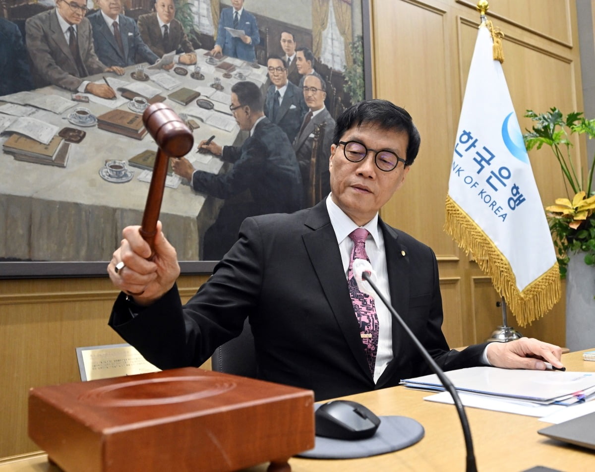 한은, 석 달 만에 또 금리 인하 올해 성장률은 0.8%로 하향