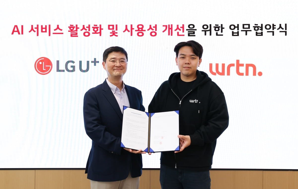 지난 28일 서울 용산 LG유플러스 사옥에서 진행한 업무협약식에서 이재원 LG유플러스 컨슈머부문장(왼쪽)과 이세영 뤼튼 대표가 기념촬영을 하고 있다. 사진=LG유플러스