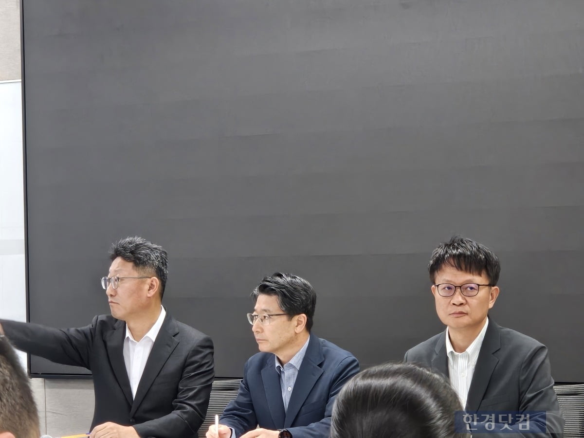 토토사이트 로그인 넘기기텔레콤 김희섭 PR실장(왼쪽부터), 임봉호 토토사이트 로그인 넘기기텔레콤 MNO 사업부장, 류정환 토토사이트 로그인 넘기기텔레콤 인프라전략기술센터담당(부사장)이 29일 오전 삼화빌딩에서 열린 '일일 브리핑'에 참석해 질의응답을 하고 있다. 사진=박수빈 기자