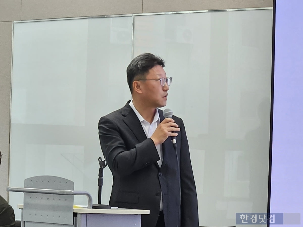 김희섭 토토사이트 로그인 넘기기텔레콤 PR실장이 29일 오전 삼화빌딩에서 열린 '일일 브리핑'에 참석해 유심 교체 현황을 설명하고 있다. 사진=박수빈 기자