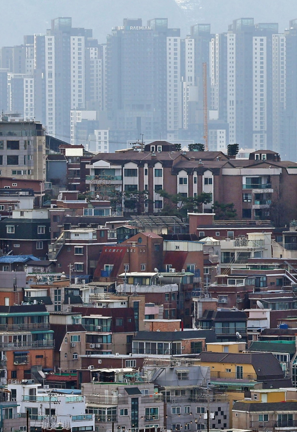 별도 동의 절차 없이 임대인의 보증사고 이력 등을 확인할 수 있는 길이 열렸다. 서울의 한 빌라 밀집지역 전경. 연합뉴스