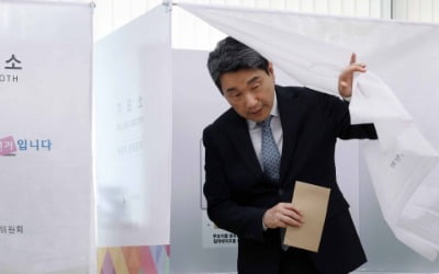 [포토] 사전투표하는 이주호 권한대행